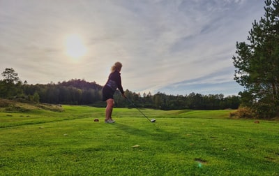 Wearing the red woman to play golf during the day
